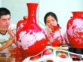 50位巧娘绘红瓷30个国家赚外汇