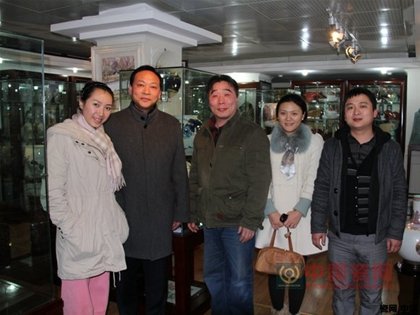 景德镇文联主席余志华参观绿宝石艺术陶瓷馆