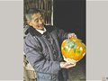 六旬老人十年收藏生涯 买回很多没价值的古玩